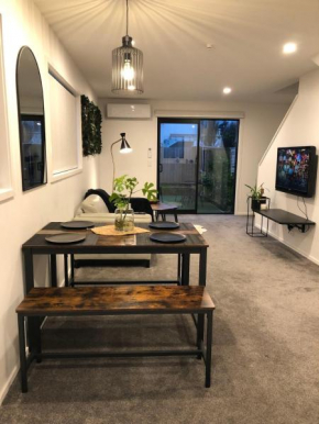 Near Stadium and railway station 3 beds 1 bath townhouse with Car Park onsite, Christchurch